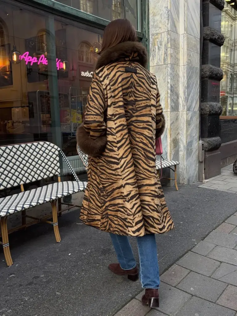 Kahverengi yakası kürk detaylı ceket