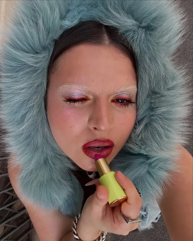 Canlı renklerin metalik formları