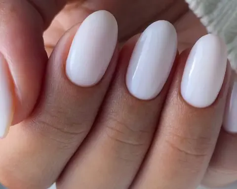 2026’nın rengi şimdiden tırnaklarda: Cloud Dancer ile minimalist manikür