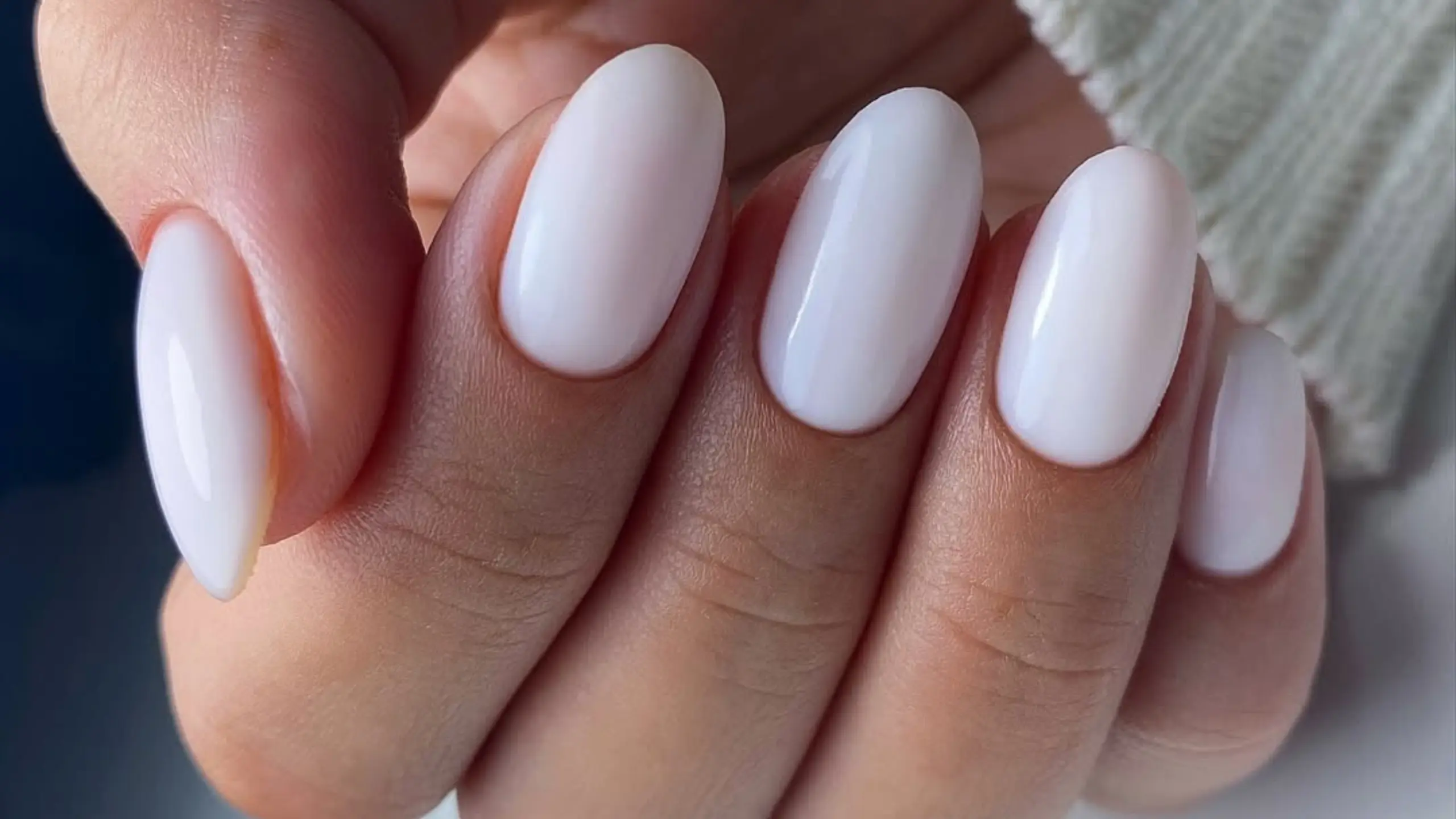 2026’nın rengi şimdiden tırnaklarda: Cloud Dancer ile minimalist manikür