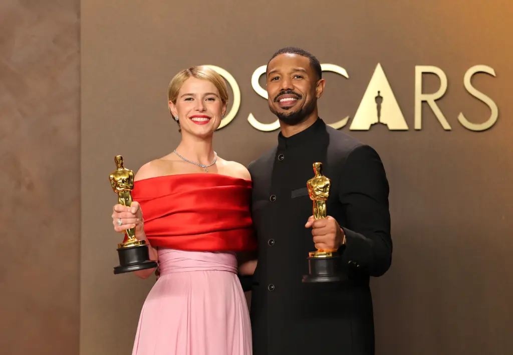 Jessie Buckley ve Michael B. Jordan