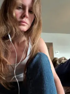Lana Del Rey’in “Blue jeans, white shirt” stil formülü