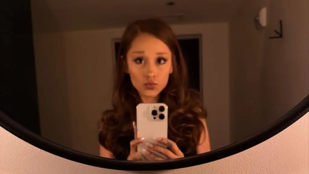 Ariana Grande kahverengi saçlarına geri döndü