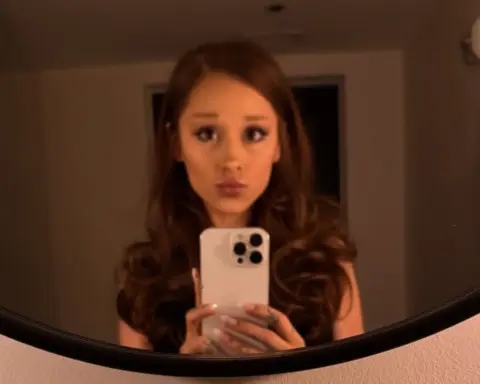 Ariana Grande kahverengi saçlarına geri döndü