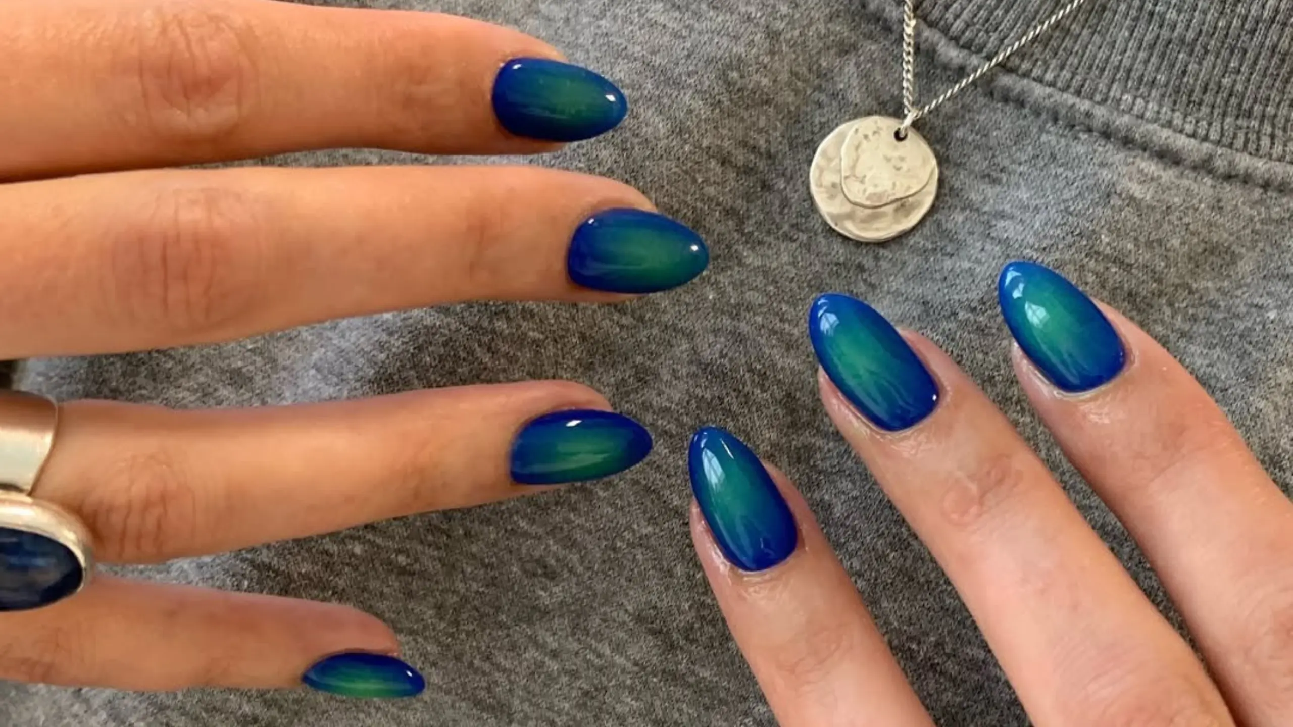 “Aura nails” manikür trendlerine geri dönüyor