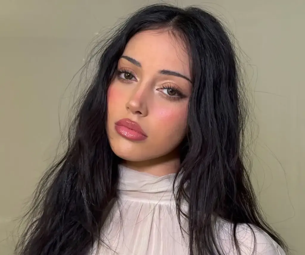 Pembe allıklarla yaratılan doğal cilt görünümü