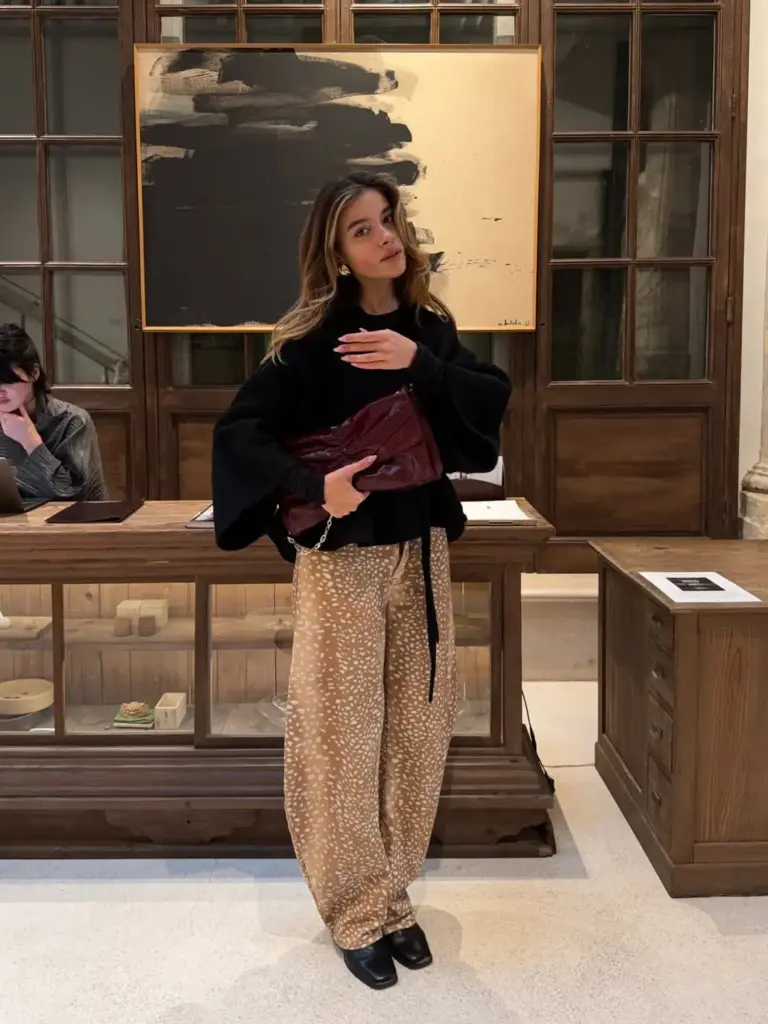 Barrel fit pantolonu tamamlayan topuklu botlar