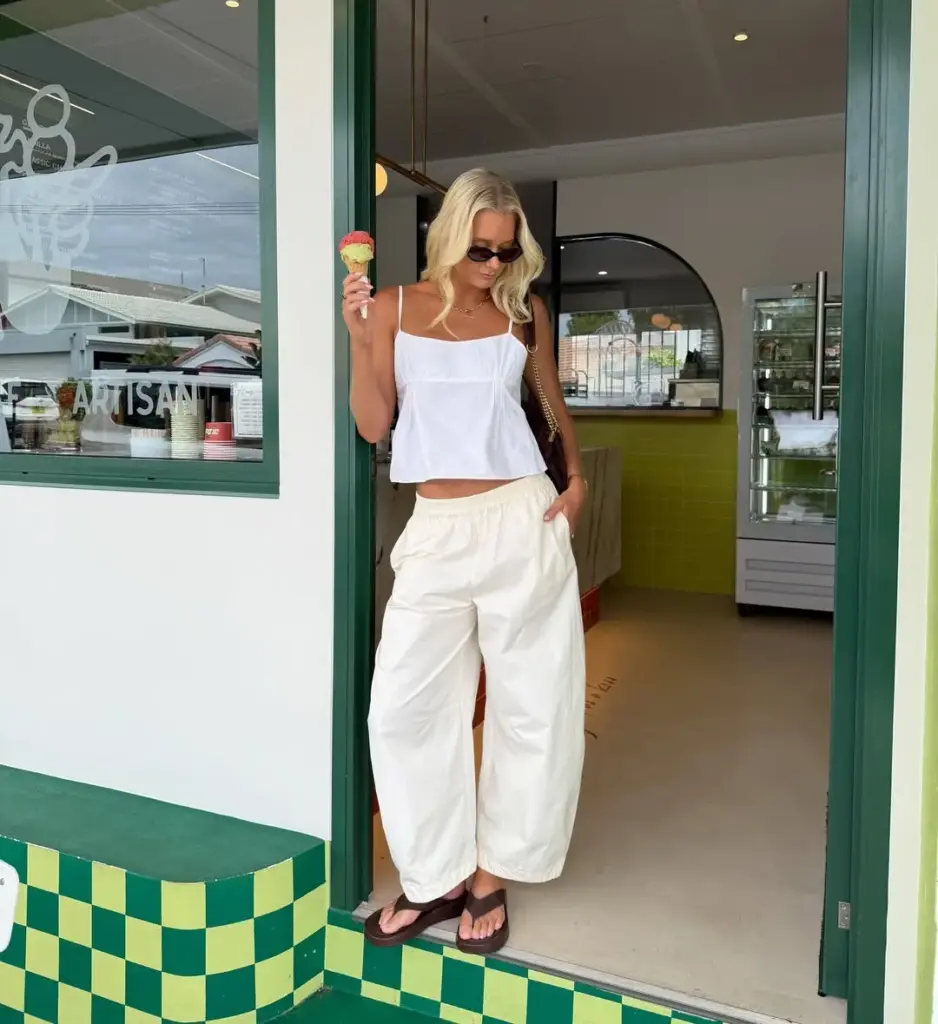 Platform parmak arası terliklerle 90'lar enerjisi