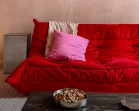 Beklenmedik kırmızı renk teorisi: Mekanda dengeleri değiştiren dokunuş