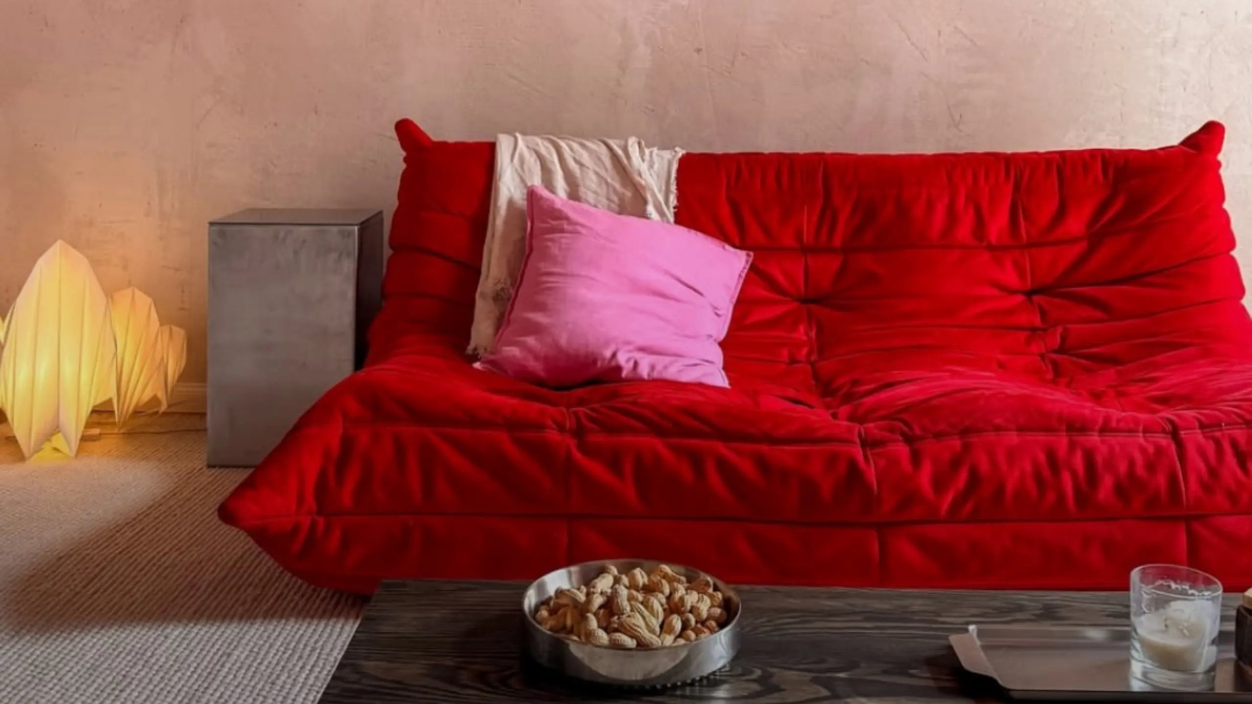 Beklenmedik kırmızı renk teorisi: Mekanda dengeleri değiştiren dokunuş