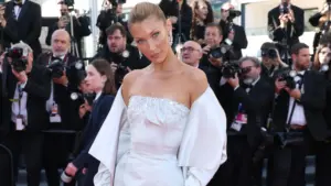 Bella Hadid, Old Hollywood esintili Prada görünümüyle Cannes kırmızı halısındaydı
