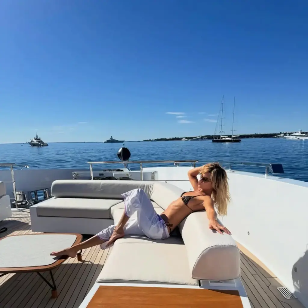 Keten pantolonlarla devam eden bikini şıklığı