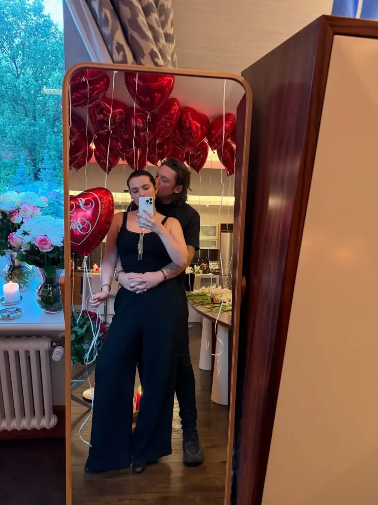 Bella Thorne Mark Emms'e evlenme teklifi etti