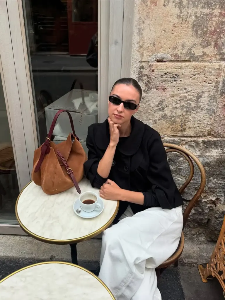 beyaz pantolon siyah üst