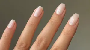 Bronzluğu öne çıkaran “Coconut milk nails” manikür trendi