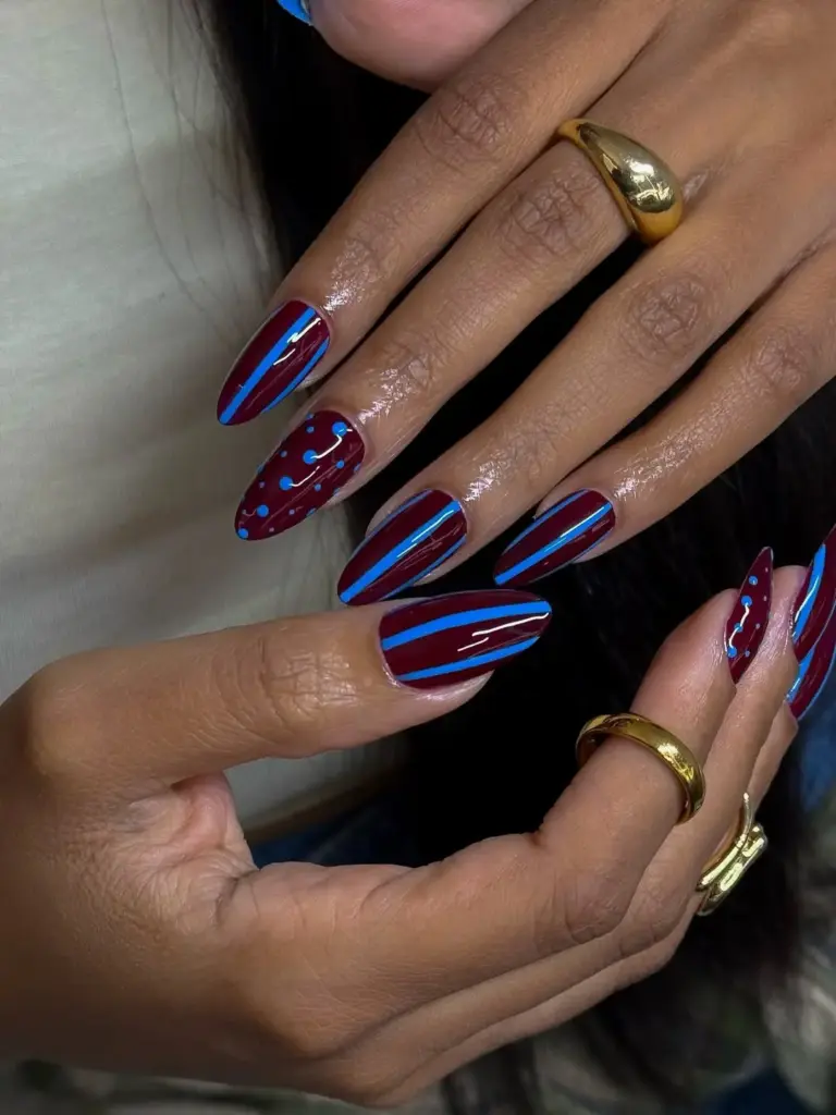 Bordo ve mavi çizgiler