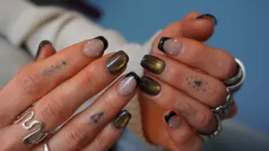 Büyülü ve parlak: Dragon Scale manikür trendi