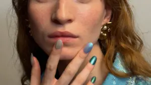 Chanel Cruise koleksiyonundan ilhamla: Deniz kızı manikür trendi