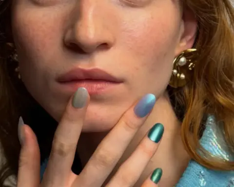Chanel Cruise koleksiyonundan ilhamla: Denizkızı manikür trendi