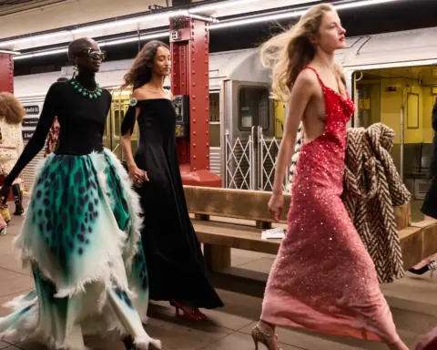 Chanel Métiers d'Art 2026 koleksiyonunu New York metrosunda tanıttı