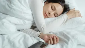 Cildinizi yorgun gösteren görünmez sebep: “Sleep Debt” nedir?