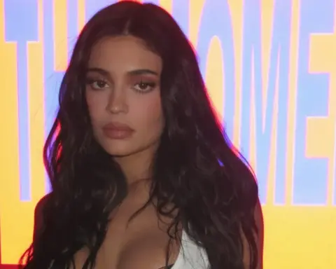 Ciltte filtre etkisi: Blurry makyaj trendi nasıl yapılır?