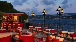 Çırağan Palace Kempinski İstanbul’un yazlık mekânı C Bar açıldı 