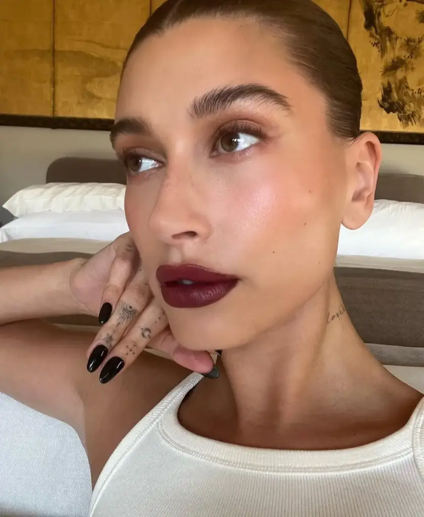 Dark cherry lips ile günlük stile iddialı bir dokunuş