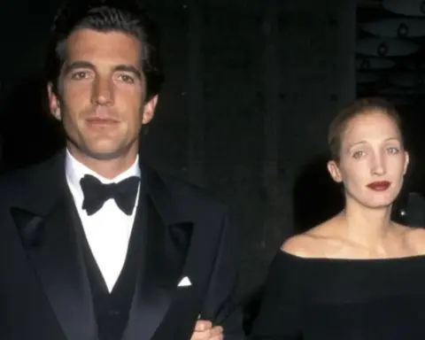 Dark cherry lips: Carolyn Bessette Kennedy’nin ikonik imzası