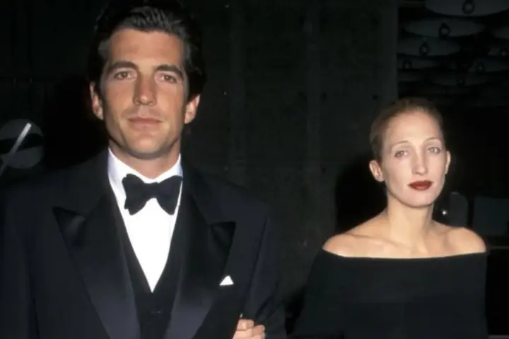 Dark cherry lips: Carolyn Bessette Kennedy’nin ikonik imzası