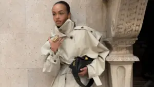 Dik yaka ceketler 2025 kışında aksesuarların yerini alıyor