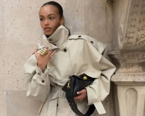 Dik yaka ceketler 2025 kışında aksesuarların yerini alıyor