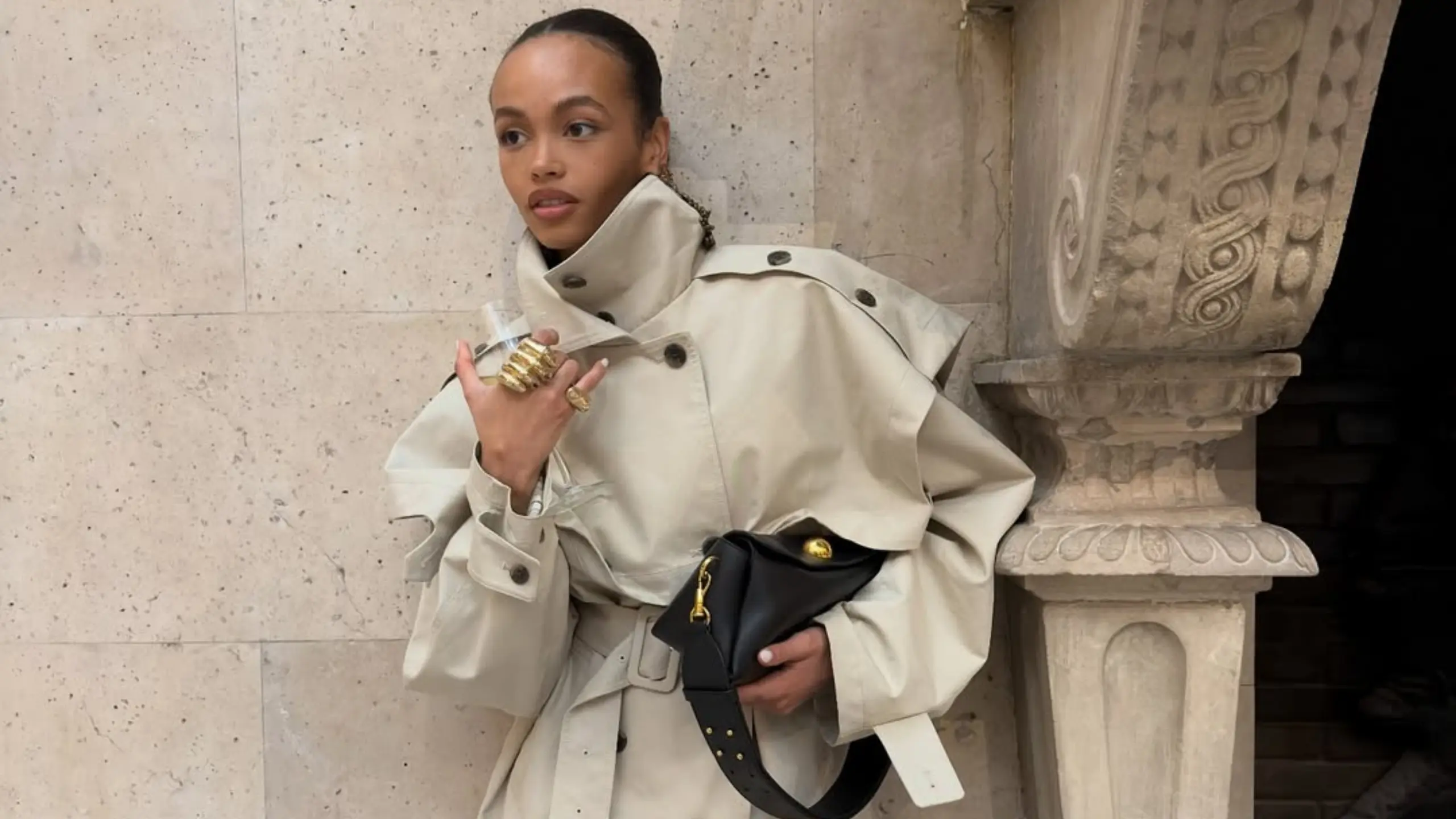 Dik yaka ceketler 2025 kışında aksesuarların yerini alıyor