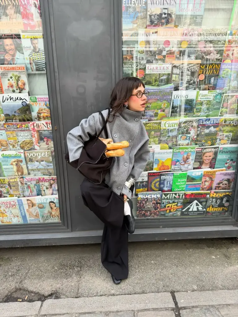 Saçları ceketin içinde bırakmak eforsuz şıklık yaratır