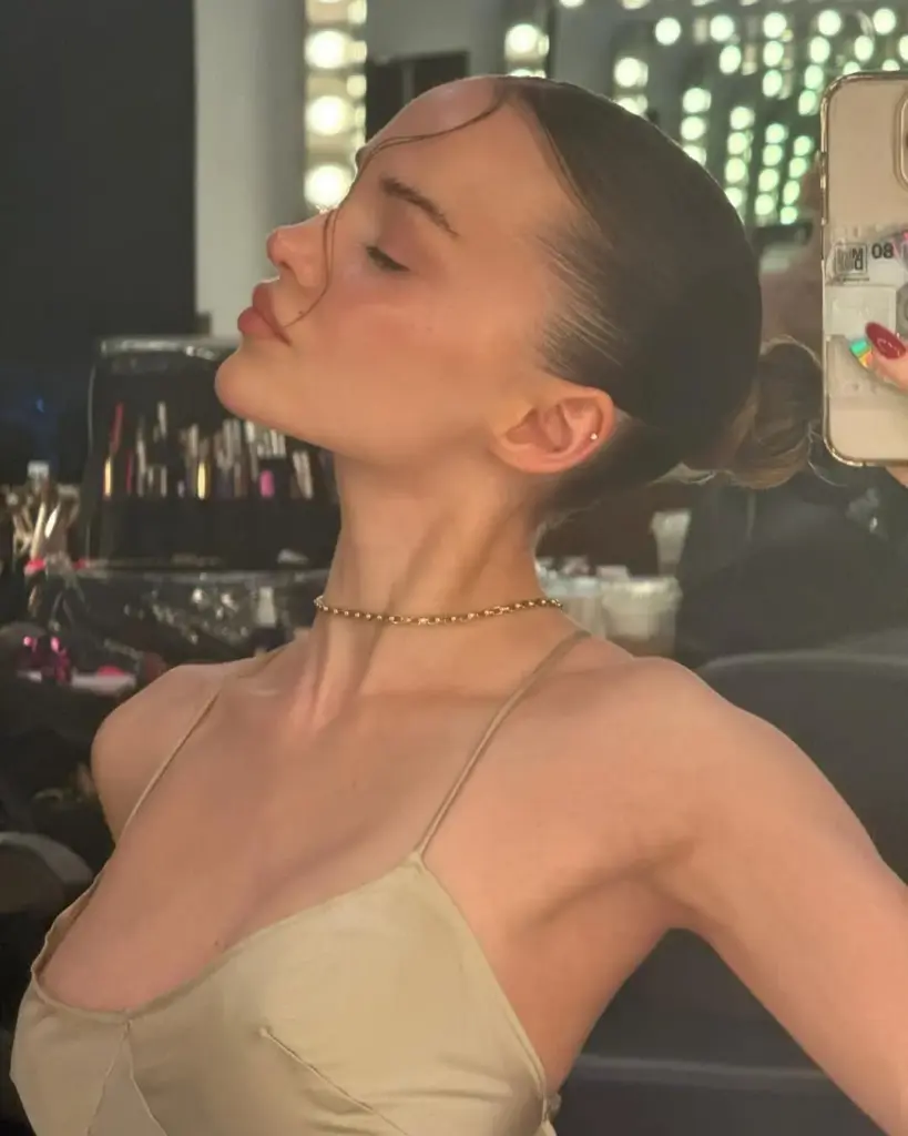 Sıkı topuzla zarif bir silüet