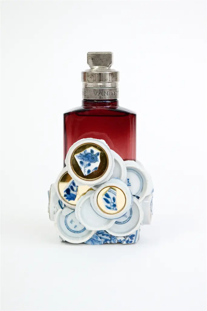 Gündelik hayata karışan parfüm şişesi