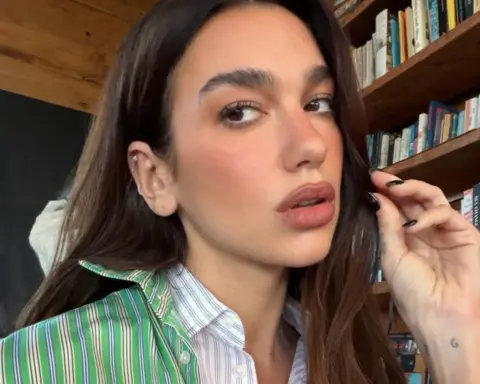 Dua Lipa ile 2026 manikürlerinde siyah yeniden öne çıkıyor