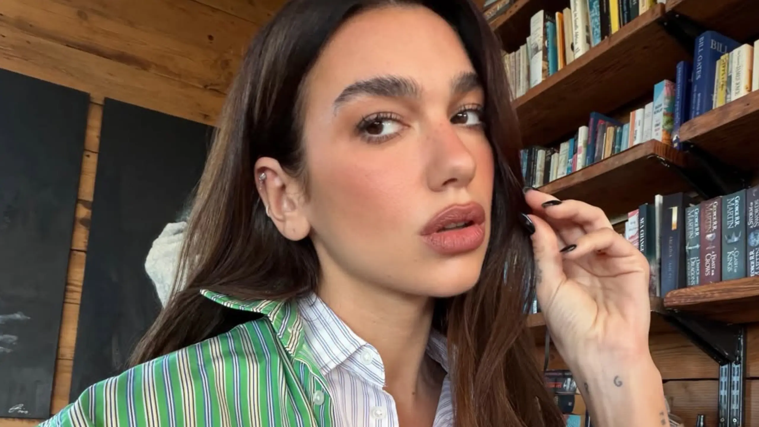 Dua Lipa ile 2026 manikürlerinde siyah yeniden öne çıkıyor