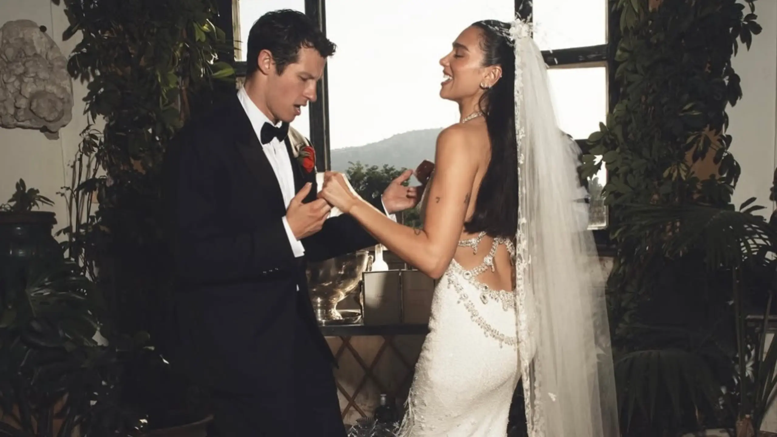 Dua Lipa düğün gününden ilk kareleri paylaştı: Sicilya, Chanel Haute Couture ve fazlası