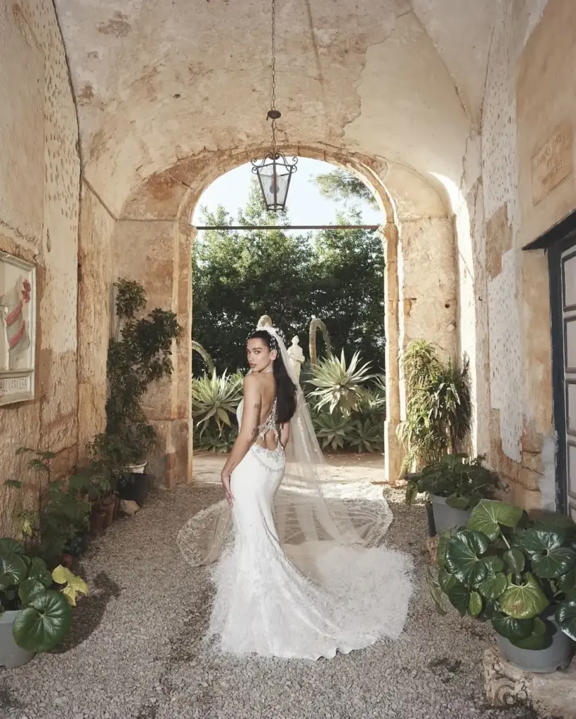Dua Lipa’nın düğün görünümünde Chanel Haute Couture imzası