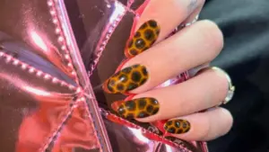 Dua Lipa’nın “Tortoiseshell Nails” trendiyle sonbahara ilham veren manikürü