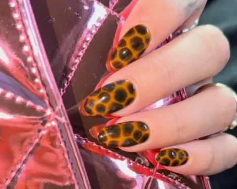 Dua Lipa’nın “Tortoiseshell Nails” trendiyle sonbahara ilham veren manikürü