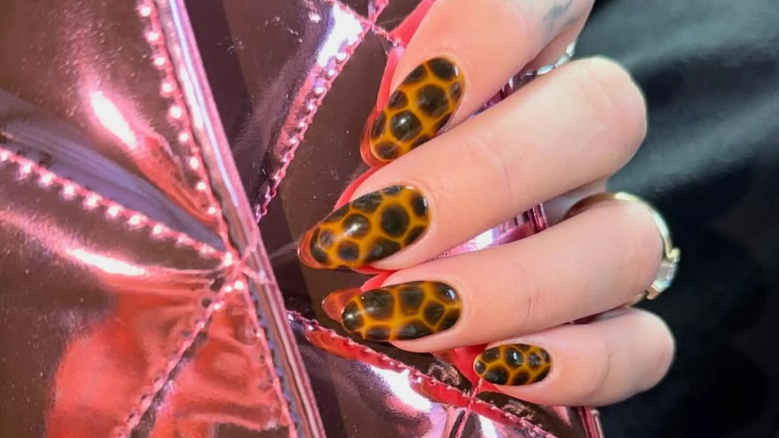 Dua Lipa’nın “Tortoiseshell Nails” trendiyle sonbahara ilham veren manikürü
