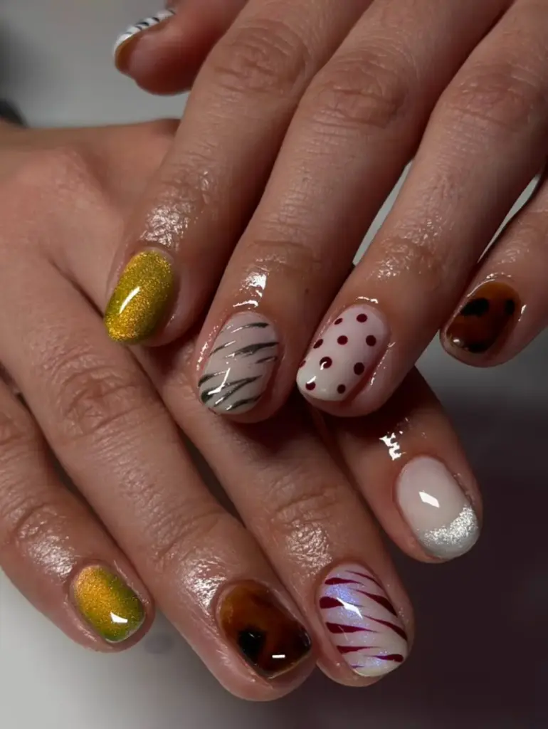 Karma desenli kısa manikür