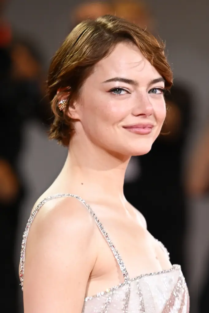 Emma Stone’un Venedik Film Festivali güzellik görünümü