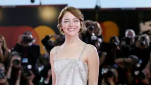 Emma Stone’un Venedik Film Festivali görünümü