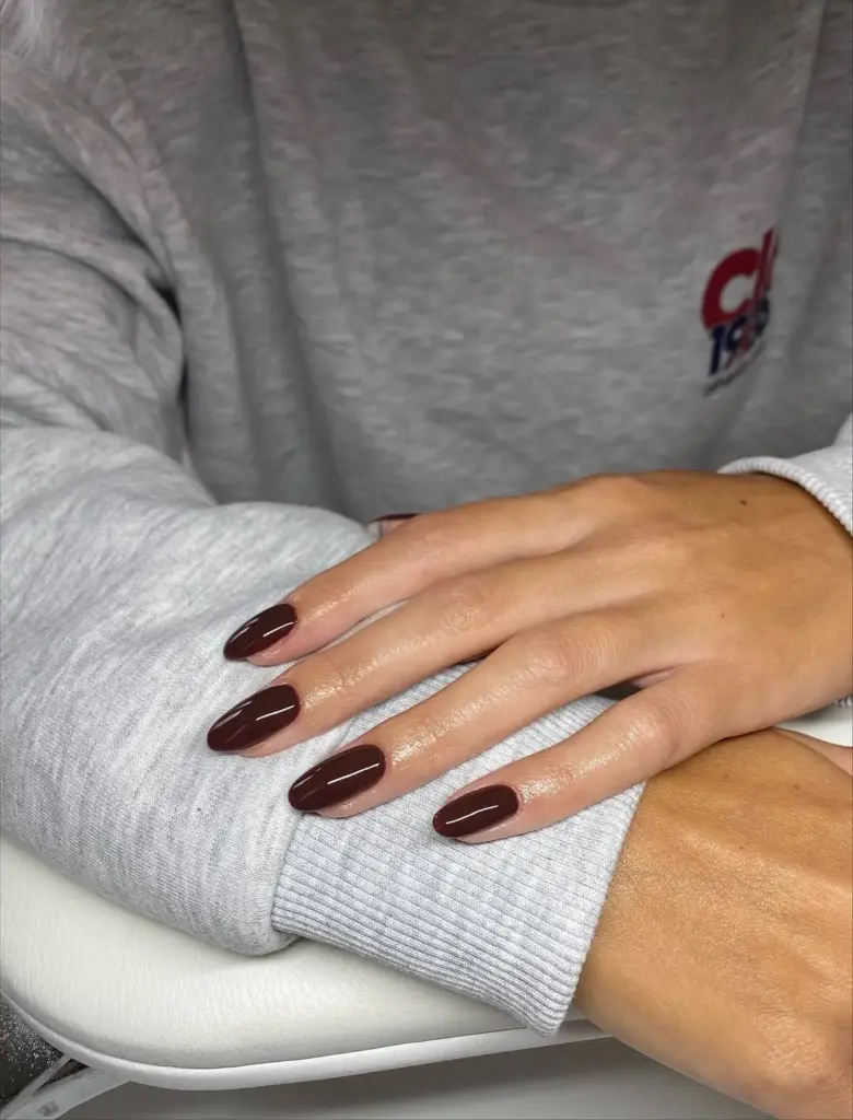 Espresso’dan Cherry Red’e: Sonbaharın zamansız manikür trendleri