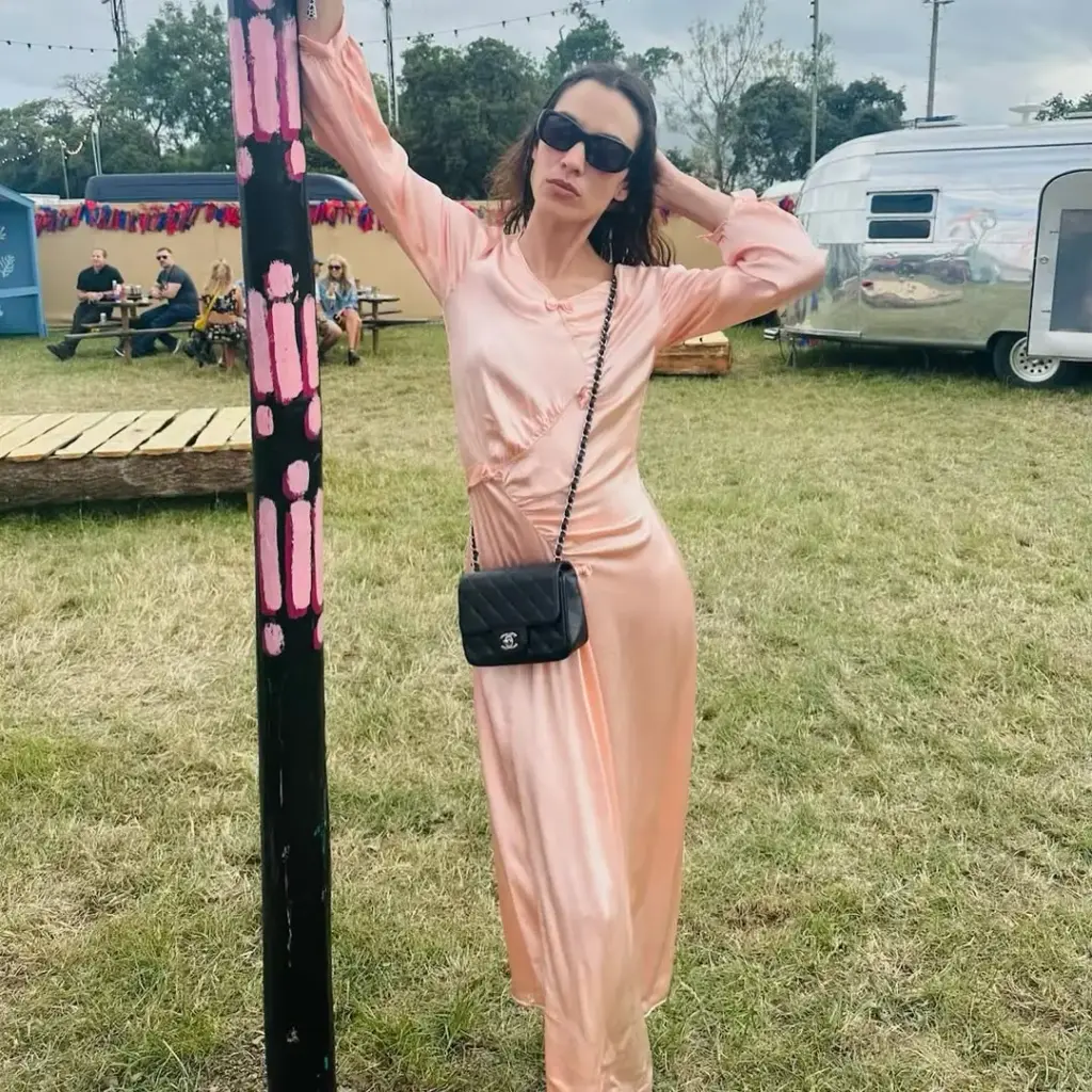 60'lar, 70'ler referansı saten elbiseler