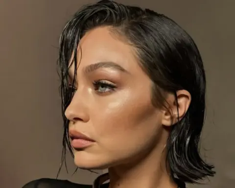 Gigi Hadid'in siyah mini bob'lu yeni imajı