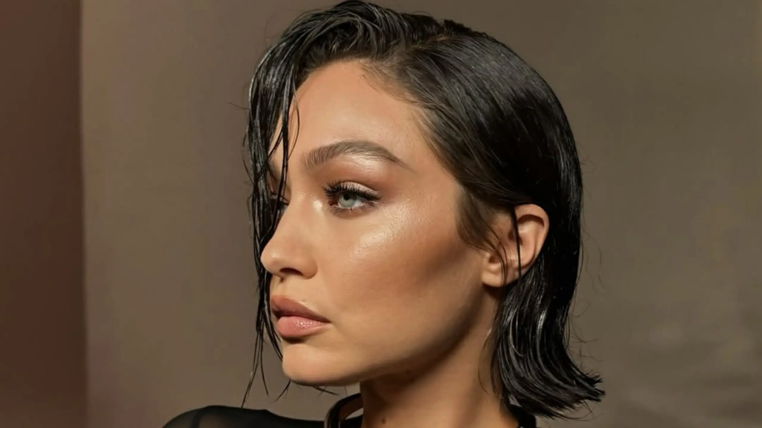 Gigi Hadid'in siyah mini bob'lu yeni imajı